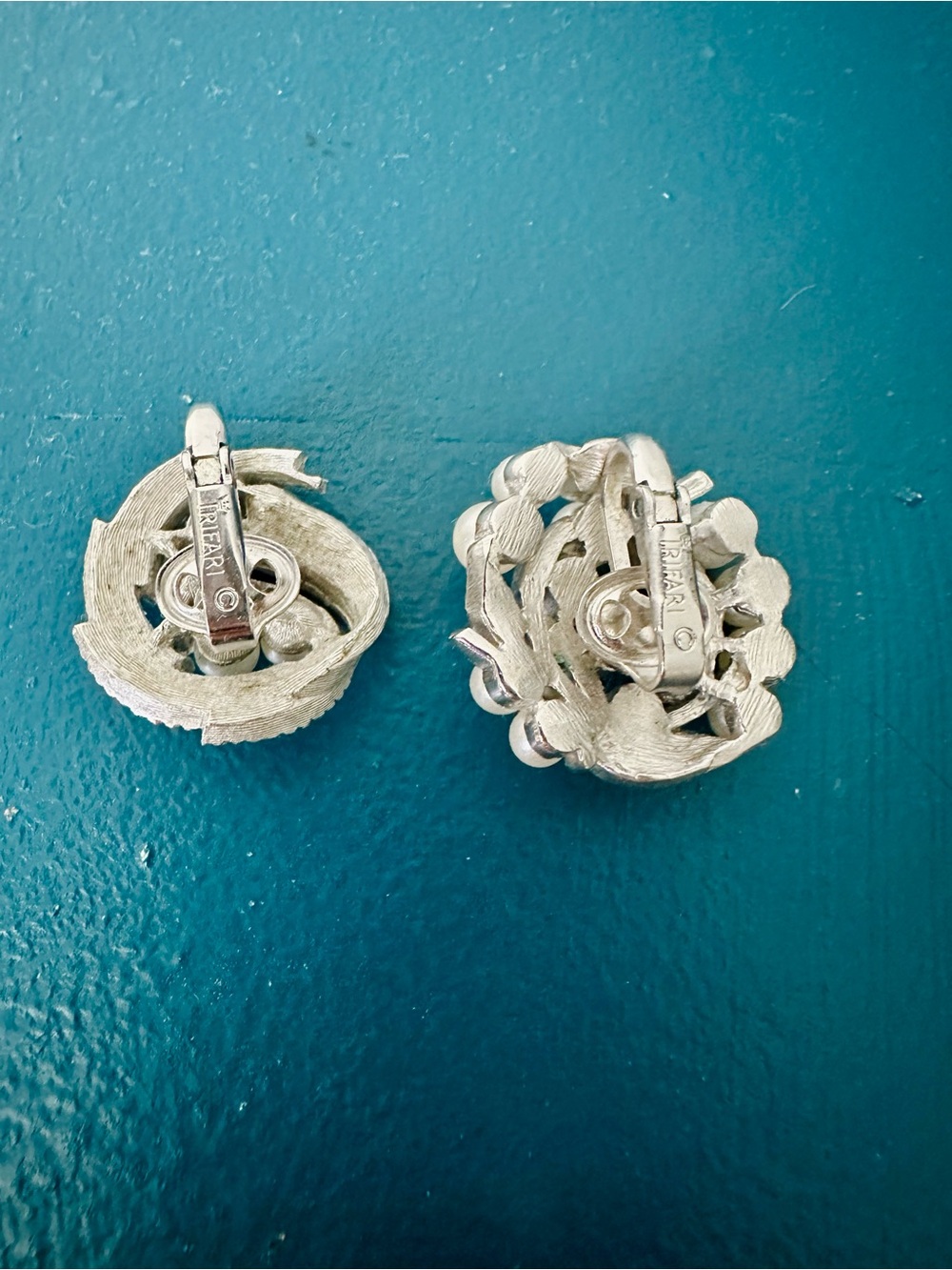 Vintage CROWN TRIFARI Mismatched Faux Pearl & Stone 1” Clip-On Earrings - Picture 5 of 8